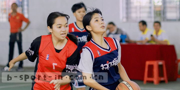 赛场记分板闪烁红光，主场3比2领先，计时器还剩最后30秒。